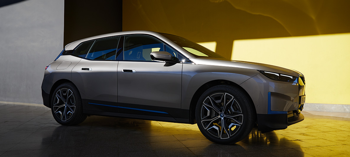 BMW iX kolm neljandikku külgvaade BMW iX Cashmere Silver i20 kolm neljandikku külgvaade