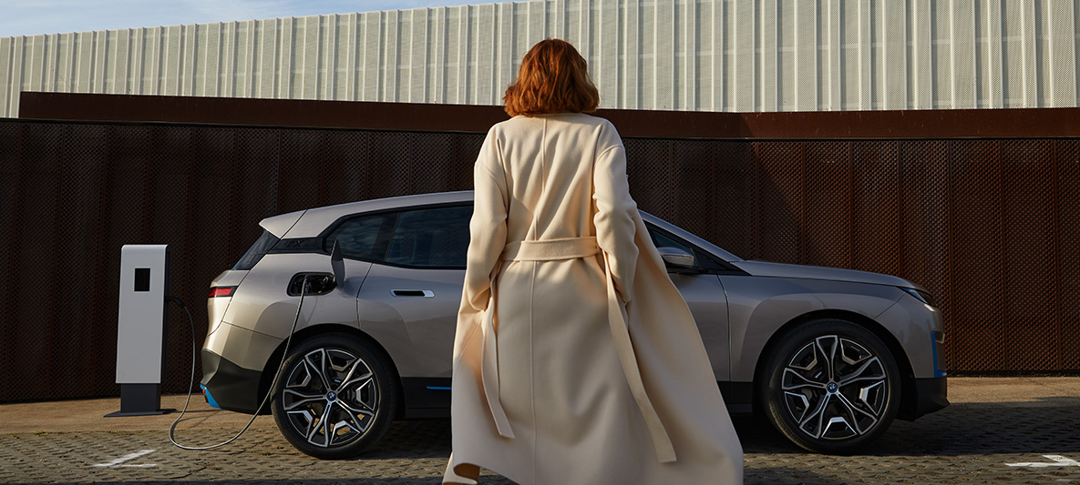 BMW iX külgvaade BMW iX Cashmere Silver i20 külgvaade modelliga