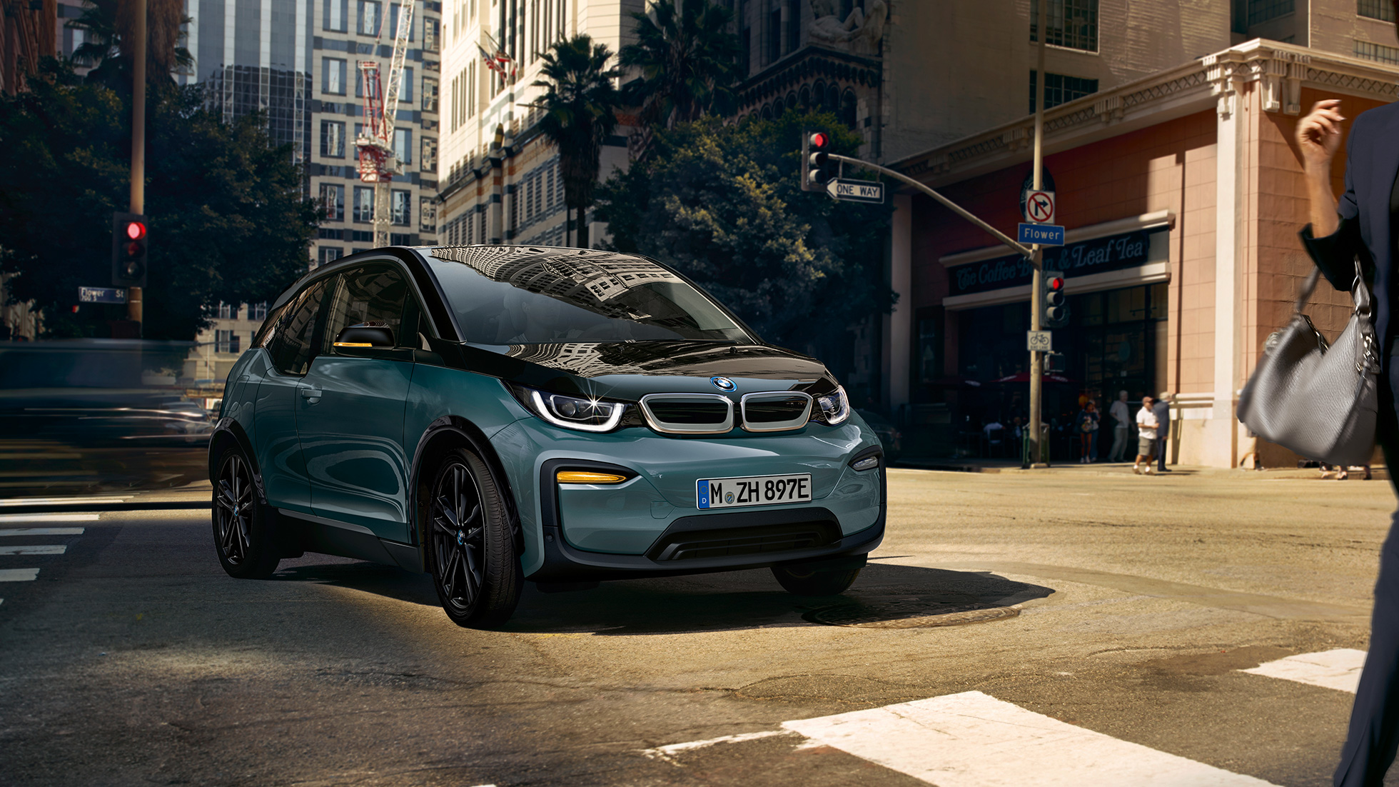 BMW i3 2018, kolm neljandikku eestvaade sõites BMW i3 I01 2018 Jucaro Beige metallikvärv koos Frozen Grey metallikviimistlusega, kolm neljandikku eestvaade, sõites linnas