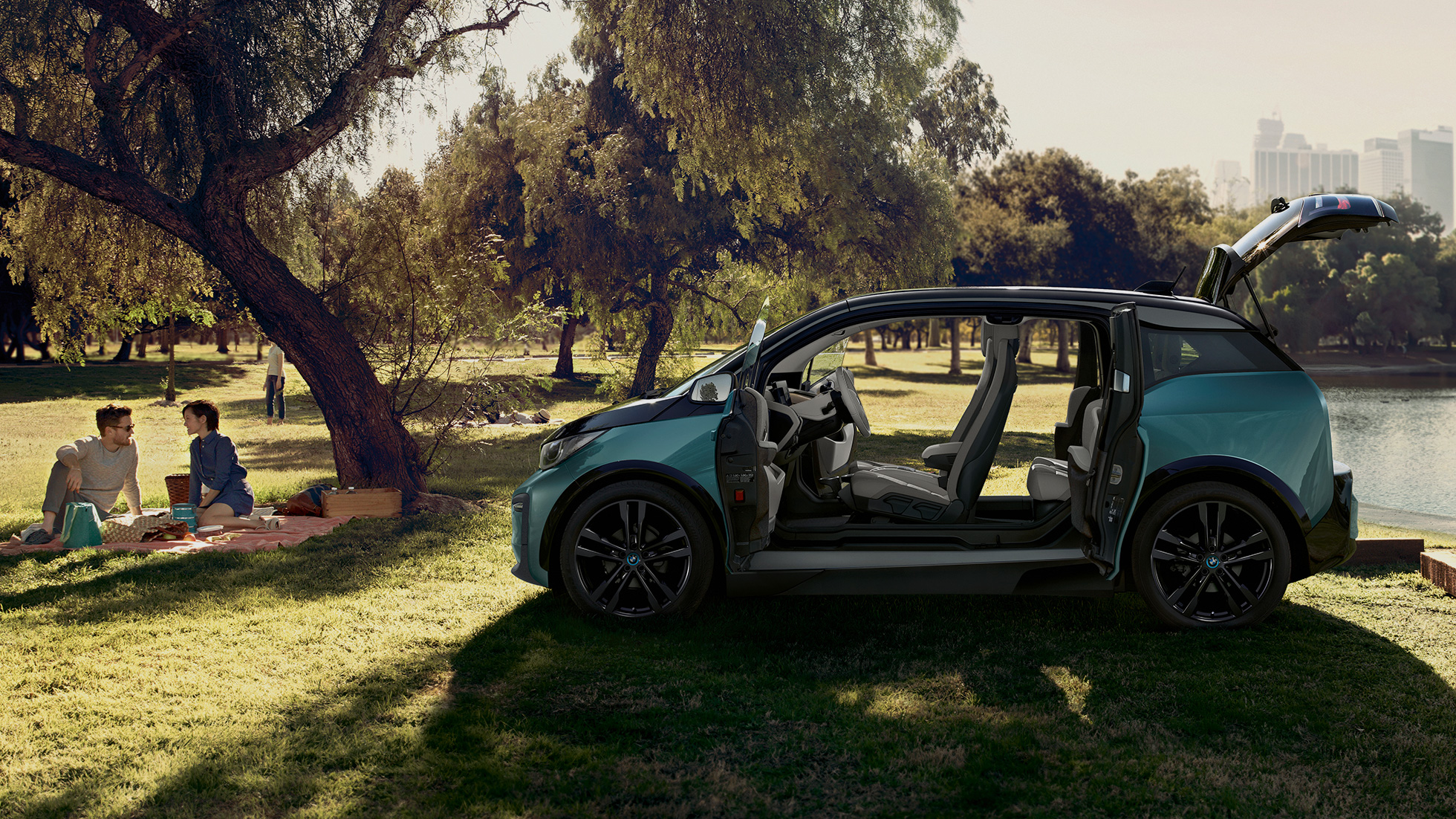 BMW i3 2018 avatud ustega BMW i3 I01 2018 Jucaro Beige metallikvärv koos Frozen Grey metallikviimistlusega, külgvaade avatud ustega