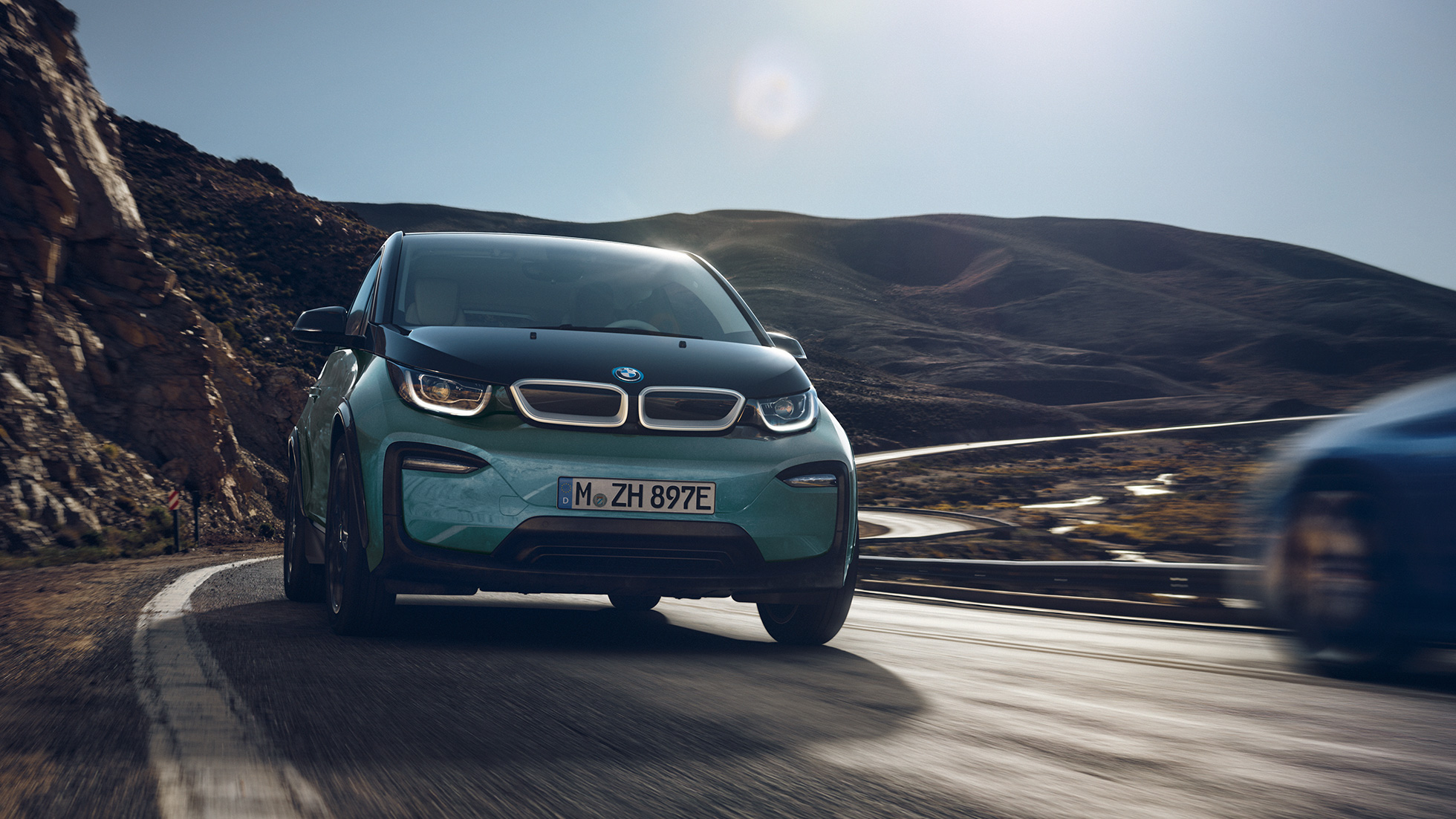 BMW i3 2018 külgvaade sõites BMW i3 I01 2018 Jucaro Beige metallikvärv koos Frozen Grey metallikviimistlusega, külgvaade, sõites linnas