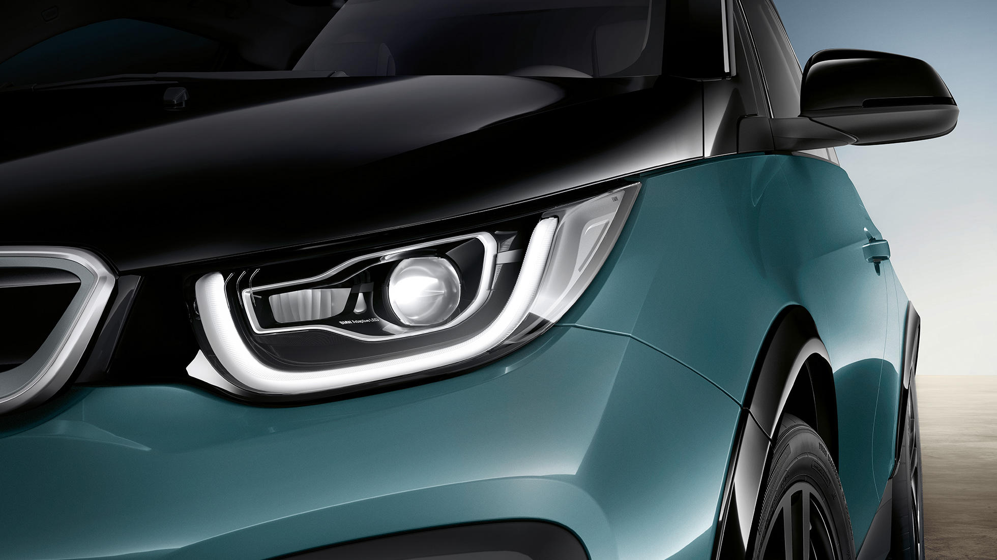 BMW i3 2018 LED-esituled BMW i3 I01 2018 Jucaro Beige metallikvärv koos Frozen Grey metallikviimistlusega, lähivaade LED-esituledest