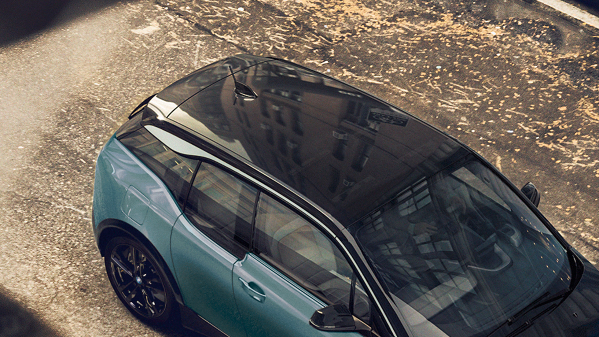 BMW i3 2018 süsinikkiust katus BMW i3 I01 2018 Jucaro Beige metallikvärv koos Frozen Grey metallikviimistlusega, ülaltvaade süsinikkiust katusele