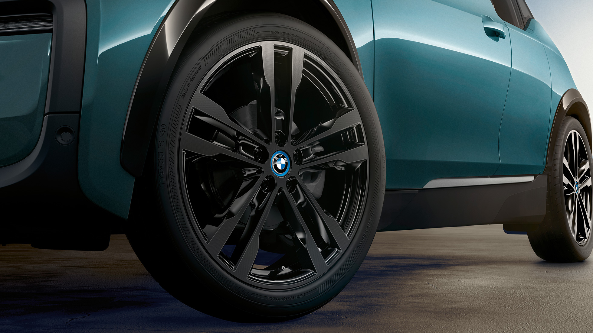 BMW i3 2018 kergmetallveljed BMW i3 I01 2018 Jucaro Beige metallikvärv koos Frozen Grey metallikviimistlusega, lähivaade kergmetallvelgedele