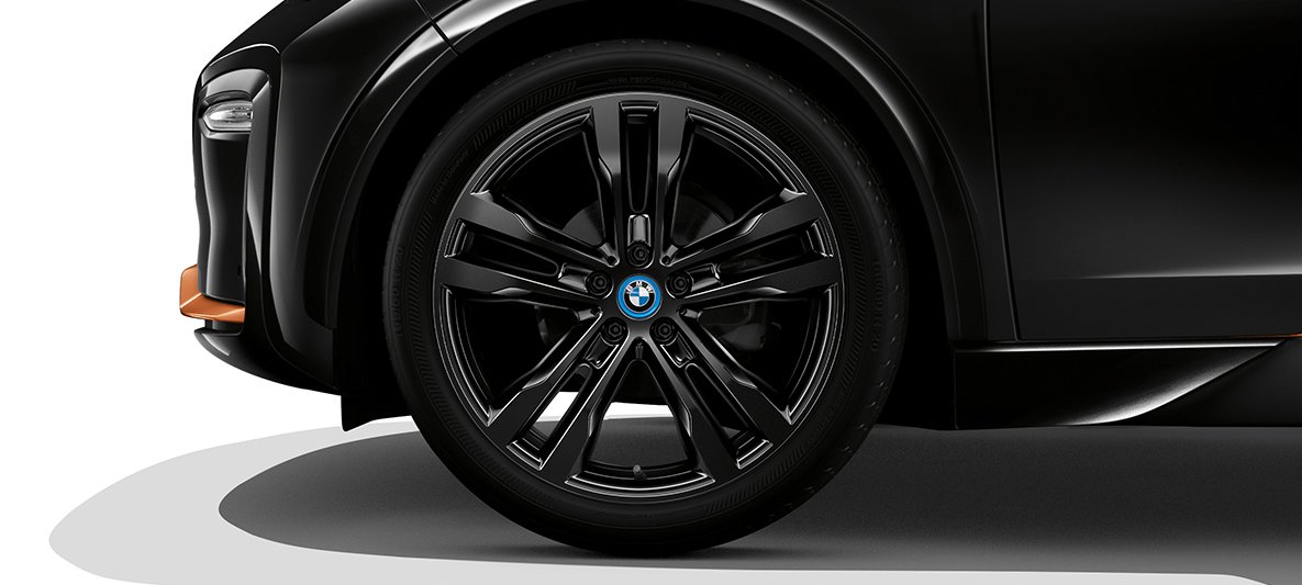 BMW i3s Edition RoadStyle 2019, küljelt eestvaade kergmetallveljele BMW i3s Edition RoadStyle 2019 I01 Fluid Black koos E-Copper viimistlusega, küljelt eestvaatega kergmetallveljele
