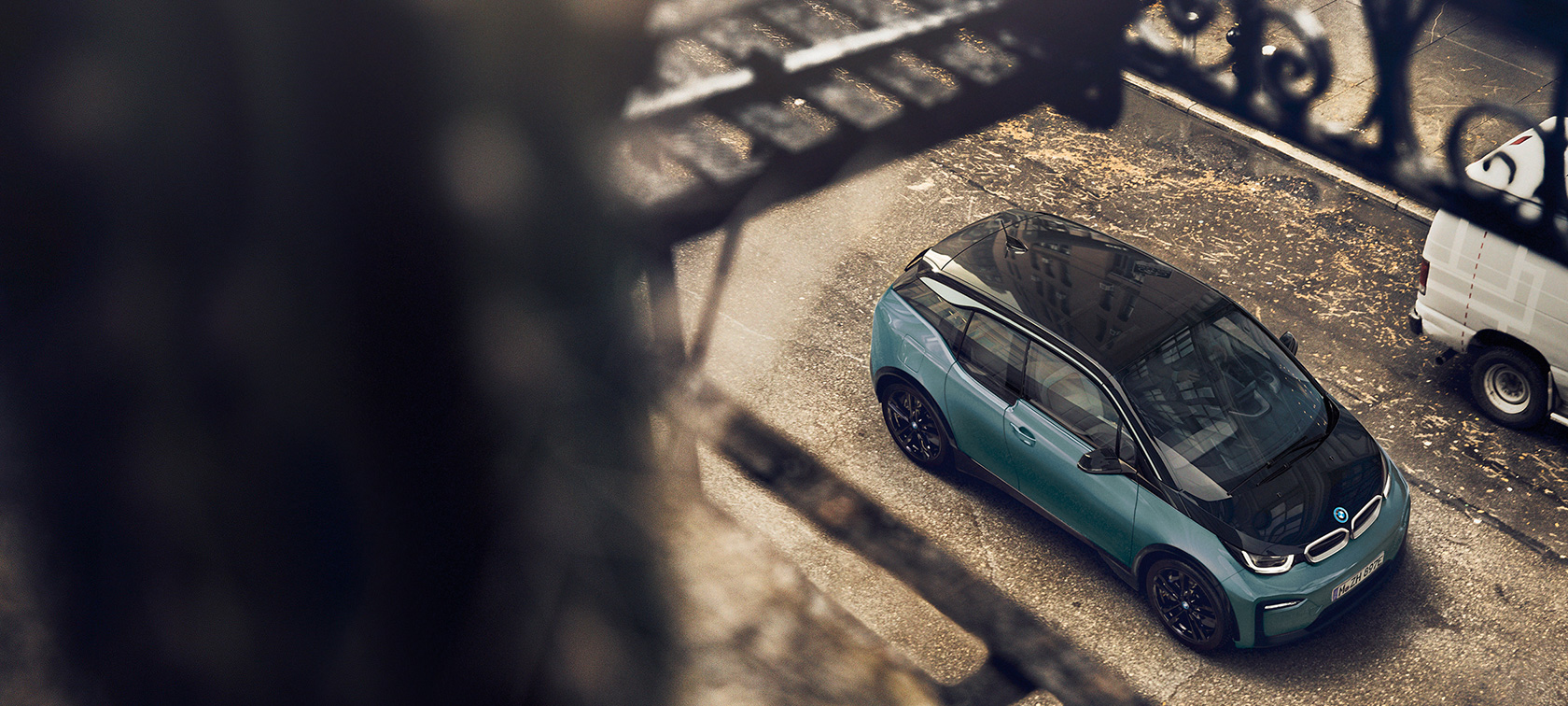 BMW i3 2018 ülaltvaade BMW i3 I01 2018 Jucaro Beige metallikvärv koos Frozen Grey metallikviimistlusega, ülaltvaade süsinikkiust katusele