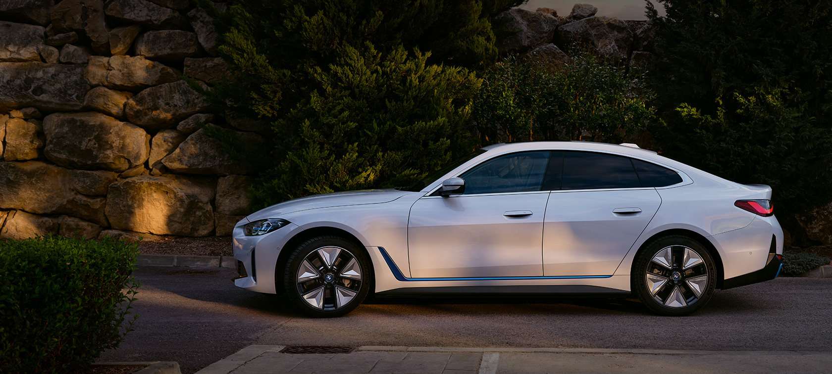 BMW i4 eDrive40 G26 2021 toonis Mineral White, külgvaade, seismas