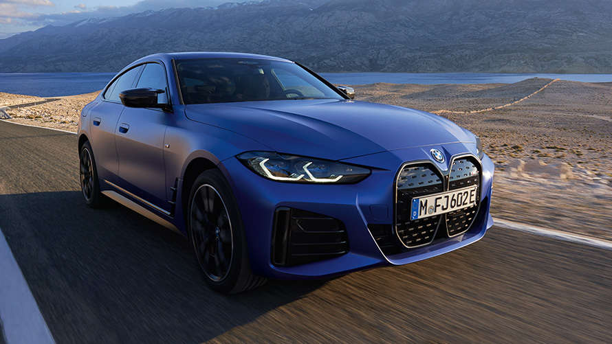 Kolm neljandikku eestvaade, BMW i4 M50 G26 2021 BMW i4 M50 G26 2021 toonis M Portimao Blue metallik, kolm neljandikku eestvaade, teel sõitmas