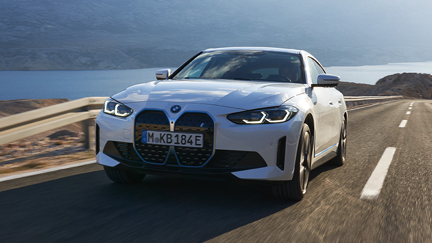 Kolm neljandikku eestvaade, BMW i4 eDrive40 G26 2021, sõitmas BMW i4 eDrive40 G26 2021 toonis Mineral White, kolm neljandikku vaade, sõitmas