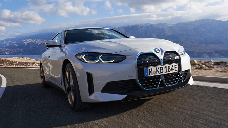 Kolm neljandikku eestvaade, BMW i4 eDrive40 G26 2021, sõitmas BMW i4 eDrive40 G26 2021 toonis Mineral White, kolm neljandikku vaade, sõitmas