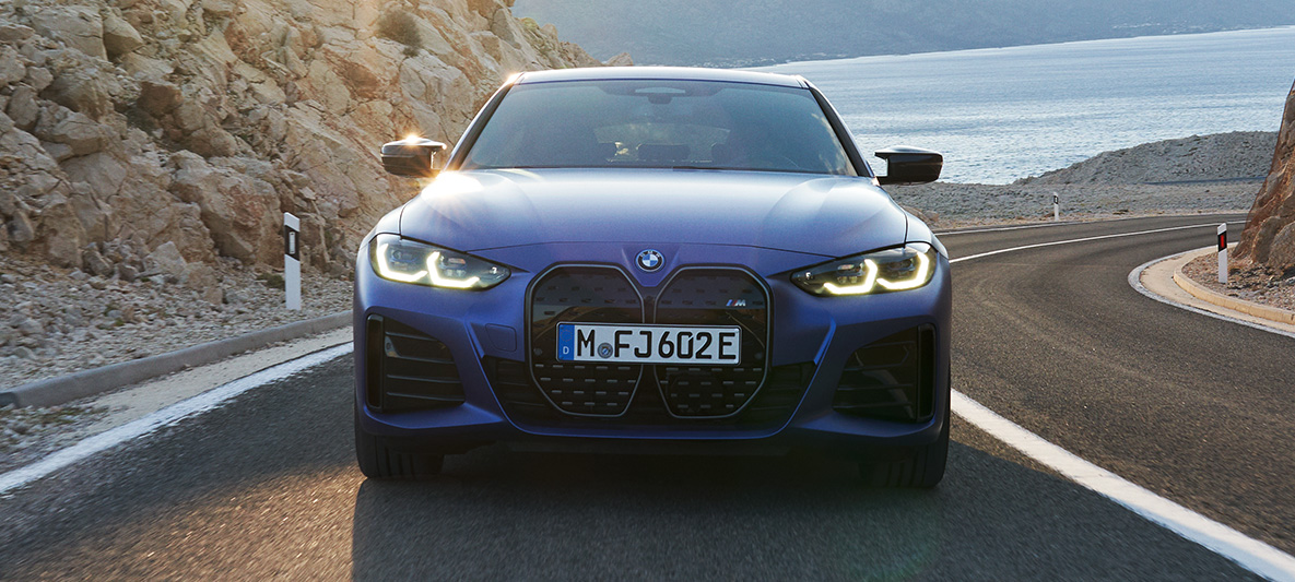 Eestvaade, BMW i4 M50 G26 2021, sõitmas BMW i4 M50 G26 2021 toonis M Portimao Blue metallik, eestvaade, teel sõitmas