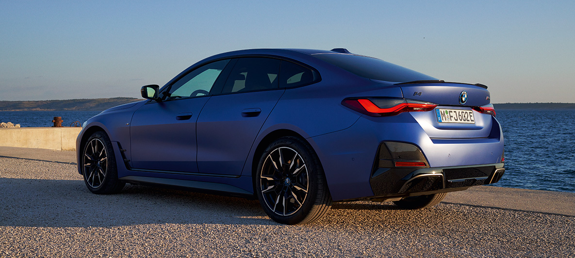 Kolm neljandikku tagantvaade, BMW i4 M50 G26 2021 BMW i4 M50 G26 2021 toonis M Portimao Blue metallik, kolm neljandikku tagantvaade, kai peal