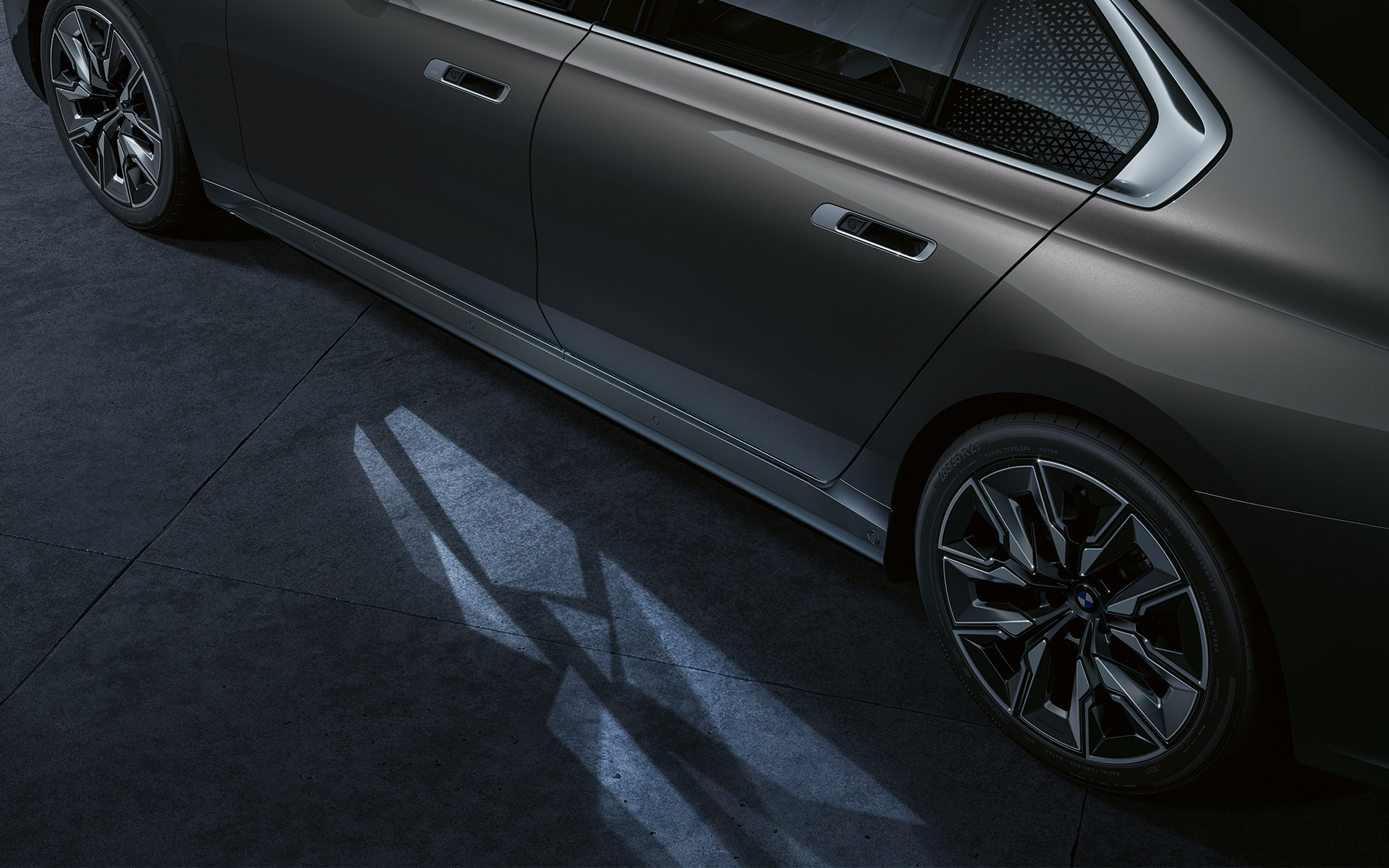 BMW i7 Sedaan G70 välimus, tervitav valgusvaip Tervitava valgusvaiba maapealne valgustus.