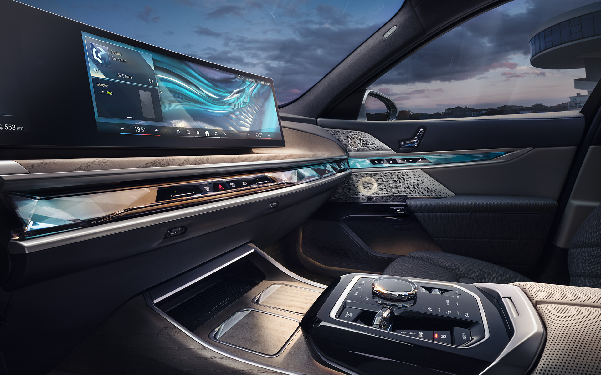 BMW i7 Sedaan G70 salong, armatuurlaud ja BMW Interaction Bar BMW i7 Sedaan G70 salong, armatuurlaud ja BMW Interaction Bari valgustatud puutetundlik juhtimisriba