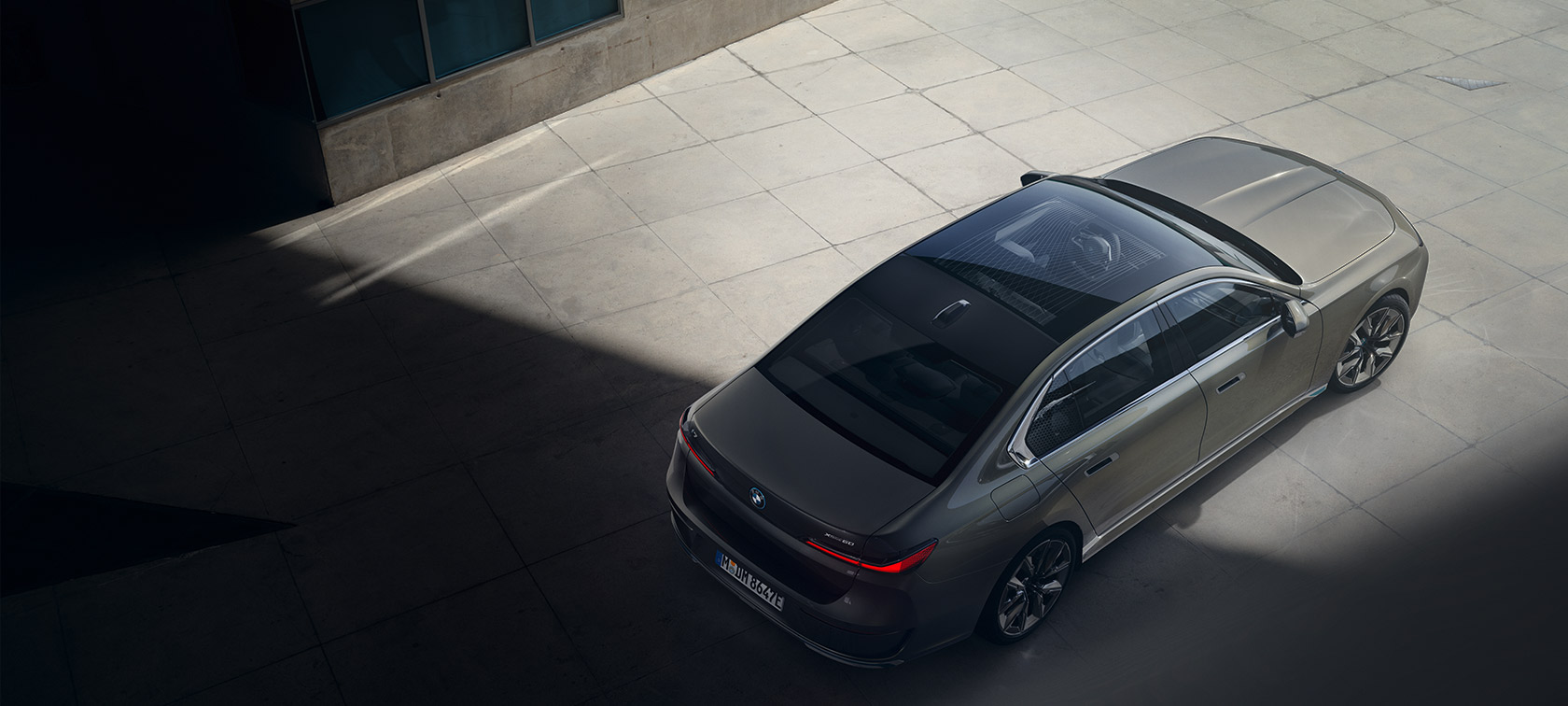 BMW i7 Sedaan G70 BMW Individual Oxid Grey metallik, pealtvaade