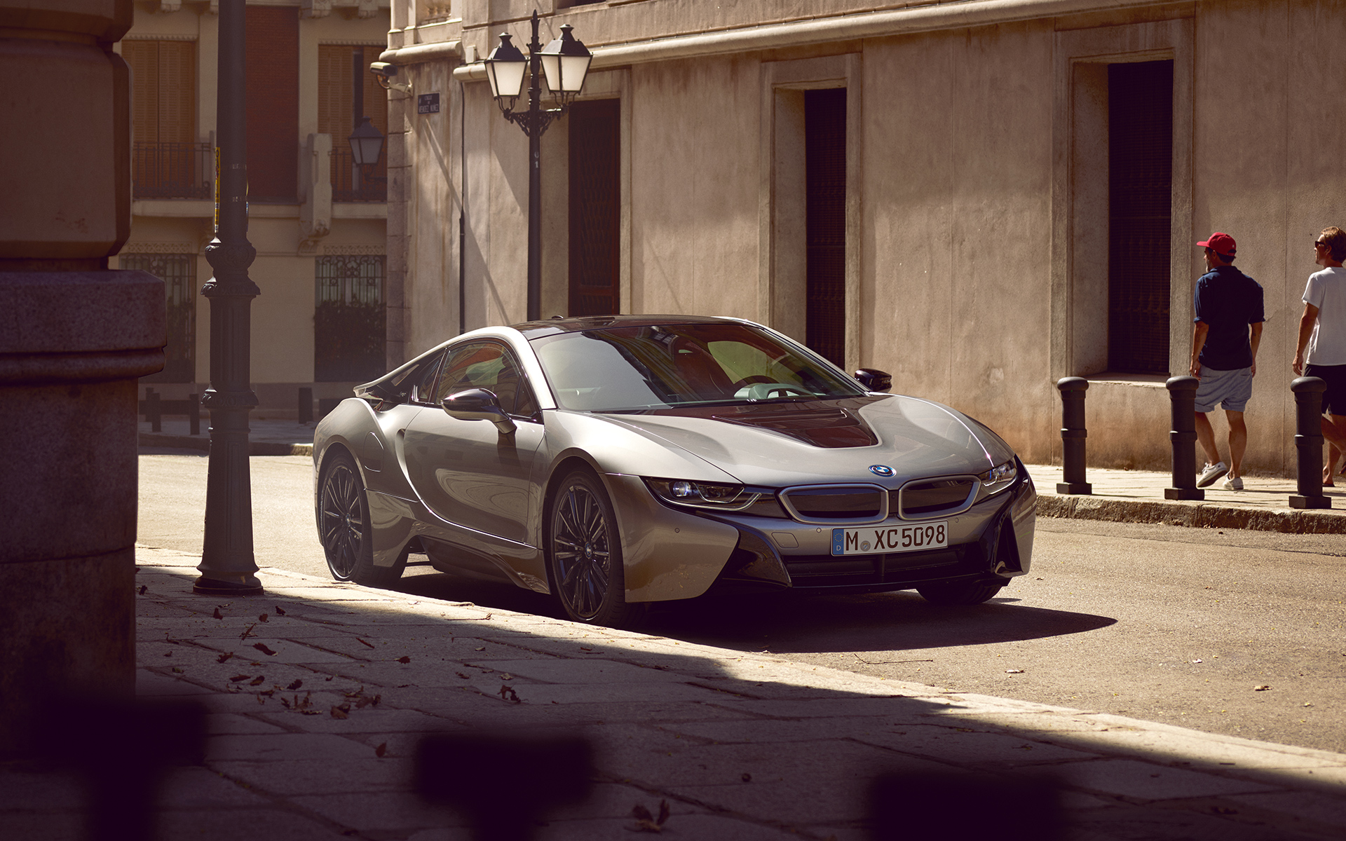 Pargitud BMW i8 Coupé linna tänaval Pargitud BMW i8 Coupé linna tänaval