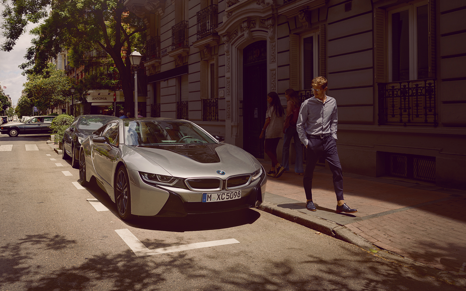Mees on parkinud oma BMW i8 Coupé Mees on parkinud oma BMW i8 Coupé