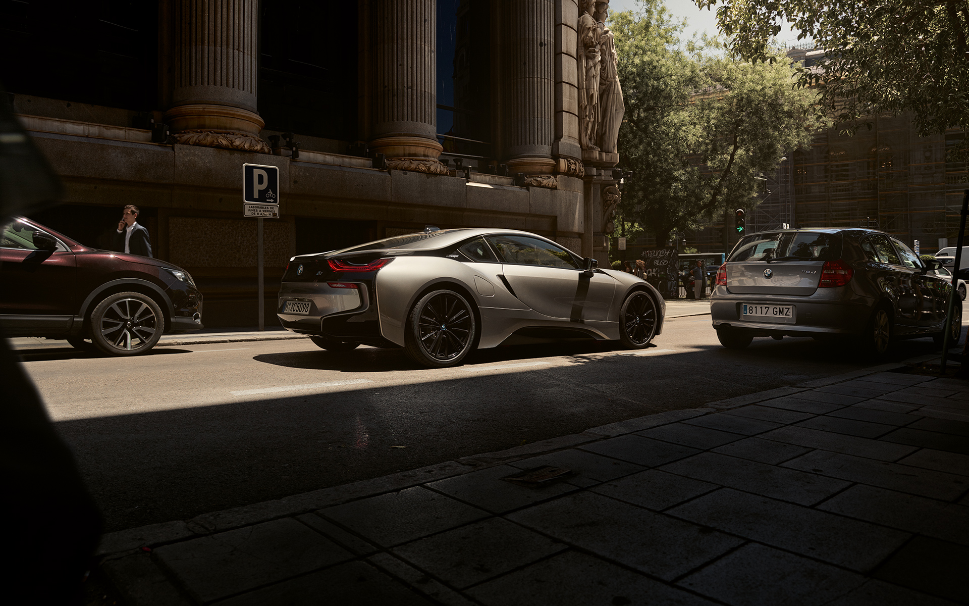 BMW i8 Coupé sõidab läbi linna BMW i8 Coupé sõidab läbi linna