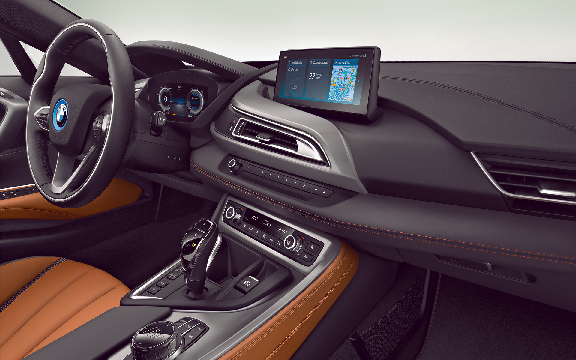 BMW i8 Coupé salongi vaade kõrvalistuja poolt BMW i8 Coupé salongi vaade kõrvalistuja poolt