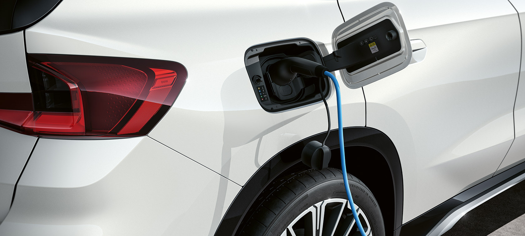 BMW iX1 U11 elektriauto 2022, laadimispesa BMW iX1 U11 elektriauto 2022, Mineral White metallik, nähtav laadimispesa, laadimas