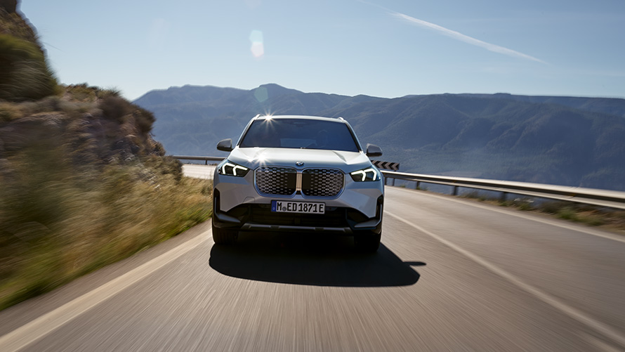 BMW iX1 U11 elektriauto 2022, eestvaade BMW iX1 U11 elektriauto 2022, Mineral White metallik, eestvaade, mägiteel sõitmas