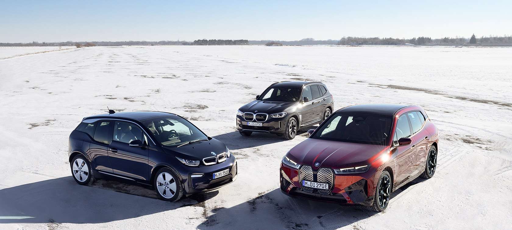 BMW elektriautod, kolm neljandikku külgvaade liival, ülaltvaade BMW i-seeria, BMW elektriautod, kolm neljandikku külgvaade liival, ülaltvaade