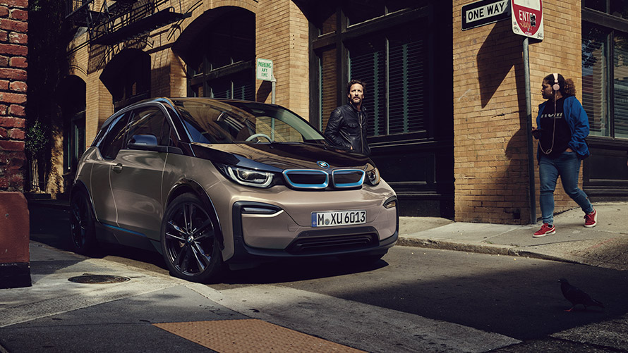 BMW i3 I01 esimene põlvkond, kolm neljandikku eestvaade sõidurajal BMW i-seeria, BMW i3 I01 esimene põlvkond, kolm neljandikku eestvaade sõidurajal
