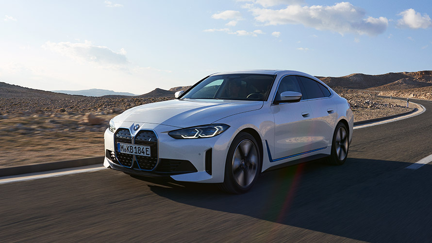 BMW i4 G26 esimene põlvkond, kolm neljandikku eestvaade sõitmise ajal BMW i-seeria, BMW i4 G26 esimene põlvkond, kolm neljandikku eestvaade sõitmise ajal