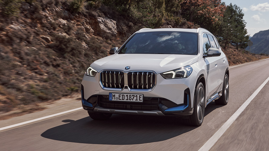 BMW iX1 U11, esimene põlvkond, kolm neljandikku eestvaade maanteel sõites BMW X-seeria, BMW iX1 U11, esimene põlvkond, kolm neljandikku eestvaade maanteel sõites