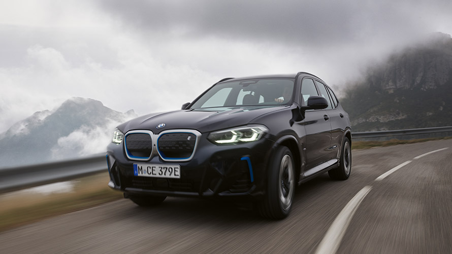 BMW iX3 G08 esimene põlvkond, kolm neljandikku eestvaade sõitmise ajal BMW i-seeria, BMW iX3 G08 esimene põlvkond, kolm neljandikku eestvaade sõitmise ajal