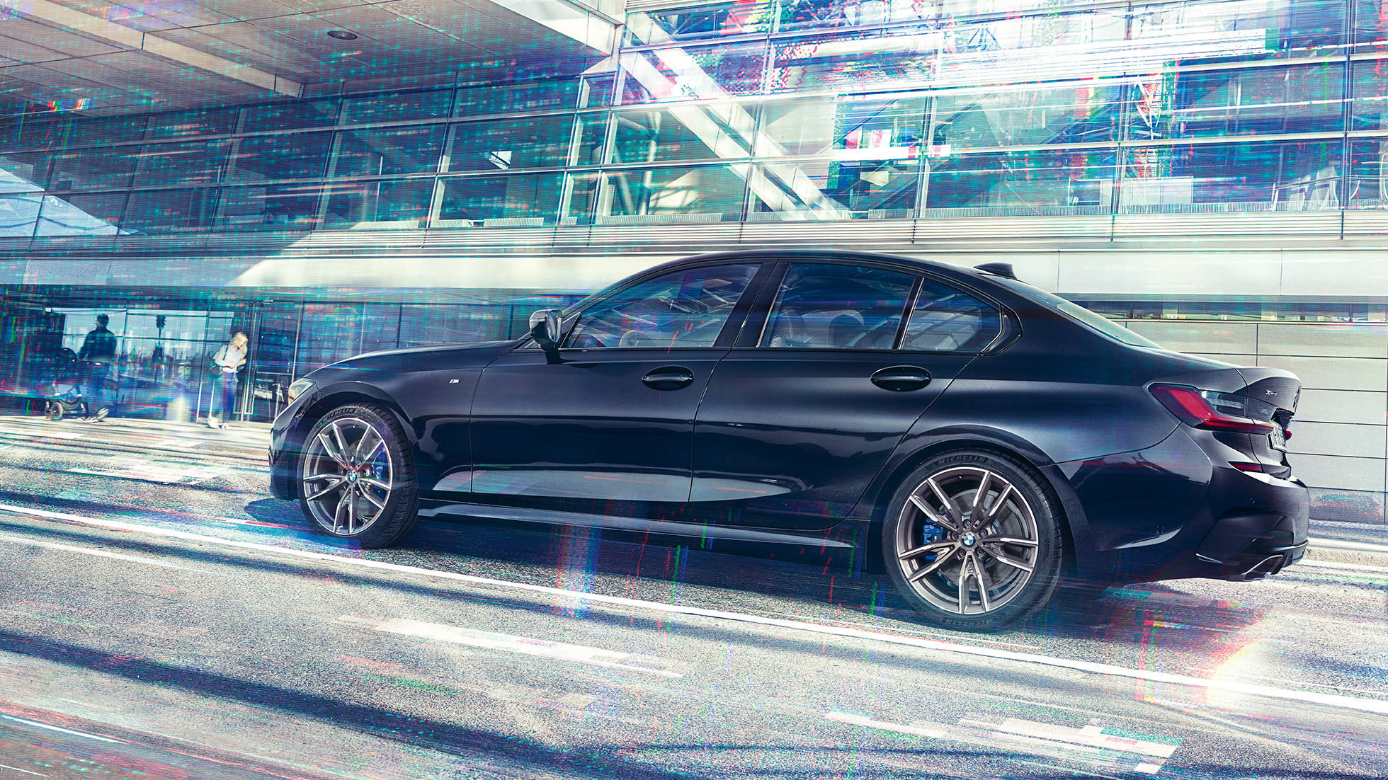 BMW M340i xDrive Sedan, külgvaade BMW M340i xDrive Sedan G20 Sapphire Black metallik, külgvaade sõidu ajal