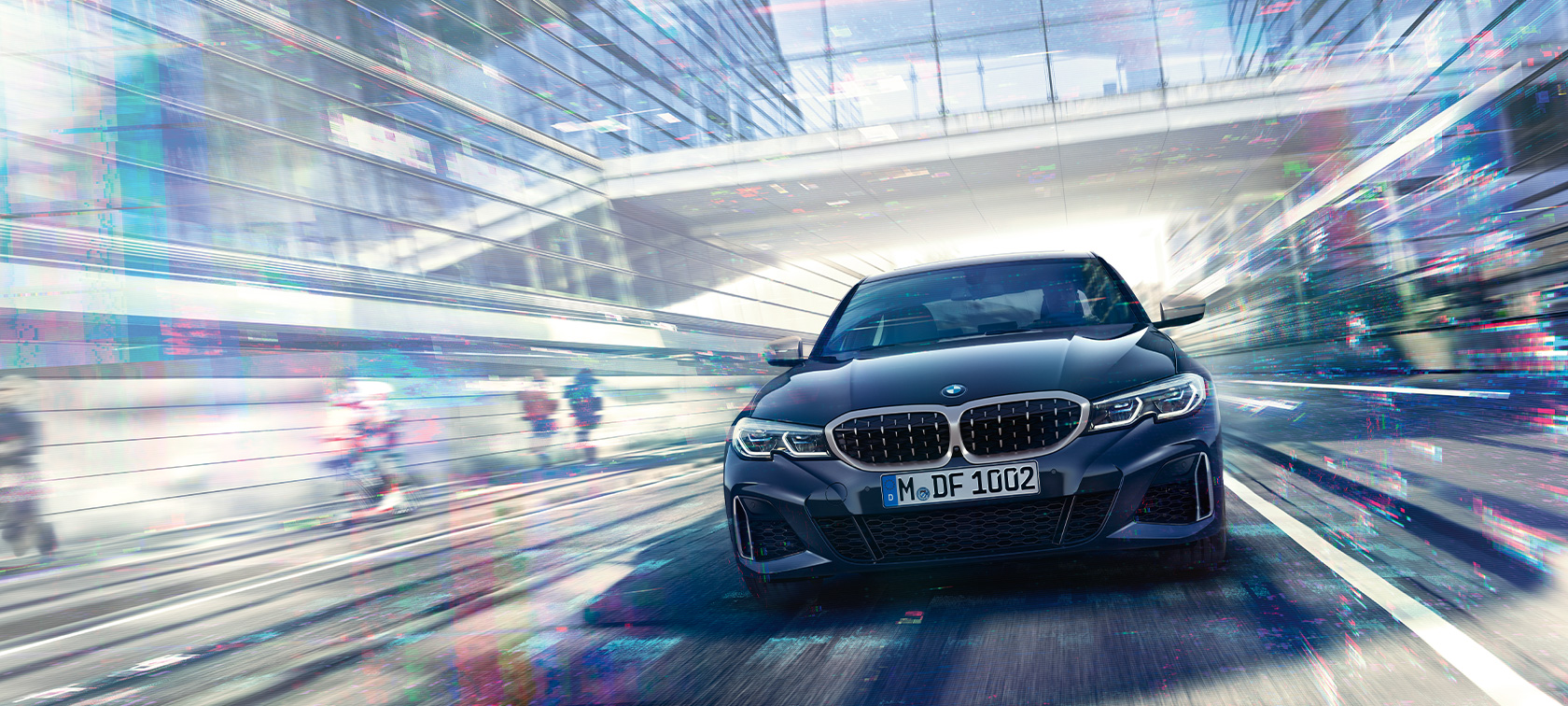 BMW M340i xDrive Sedan, eestvaade BMW M340i xDrive Sedan G20 Sapphire Black metallik, eestvaade sõidu ajal