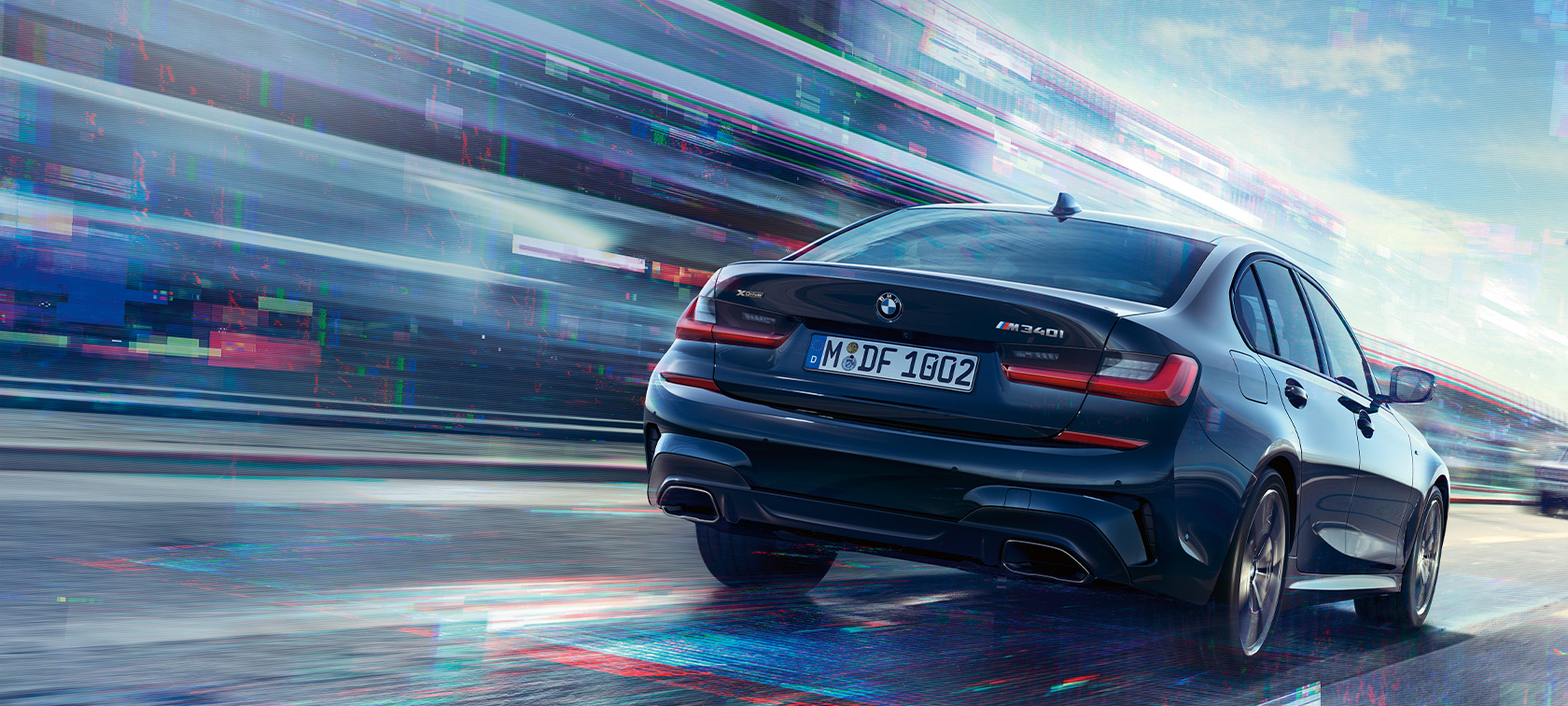 BMW M340i xDrive Limousine, tagantvaade BMW M340i xDrive Limousine G20 Sapphire Black metallik tagantvaade sõidu ajal