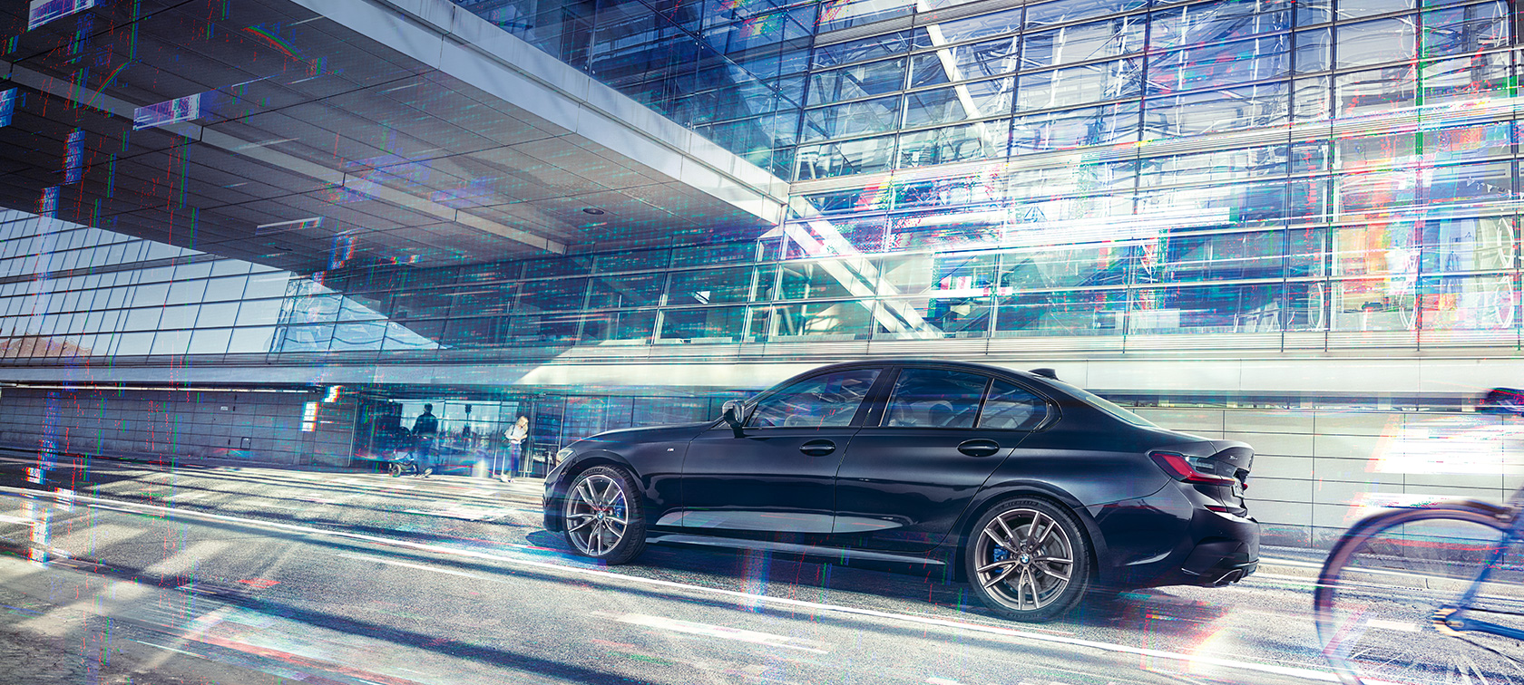 BMW M340i xDrive Sedan, tehnilised andmed BMW M340i xDrive Sedan G20 Sapphire Black metallik, külgvaade sõidu ajal, tehnilised andmed