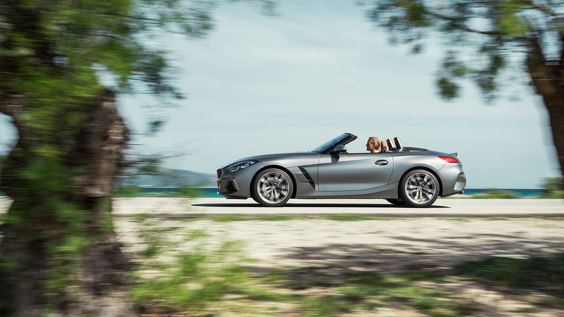 BMW Z4 M40i G29 välisilme BMW Z4 M40i Roadster G29 2019 Cabrio BMW Individual Frozen Grey metallik külgvaade