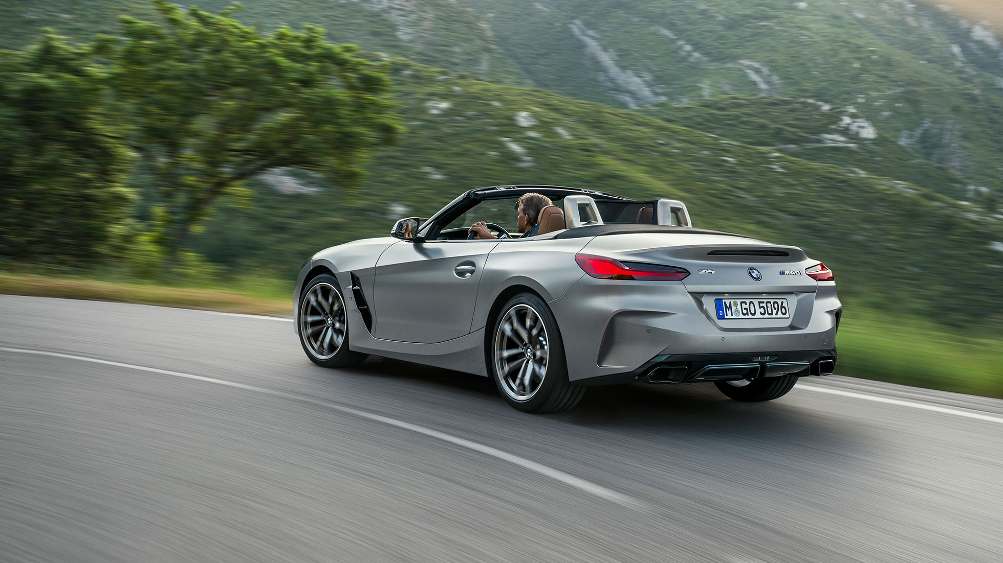BMW Z4 M40i G29 sõidudünaamika BMW Z4 Roadster M40i G29 2019 BMW Individual Frozen Grey metallik, 3/4 tagantvaade sõites