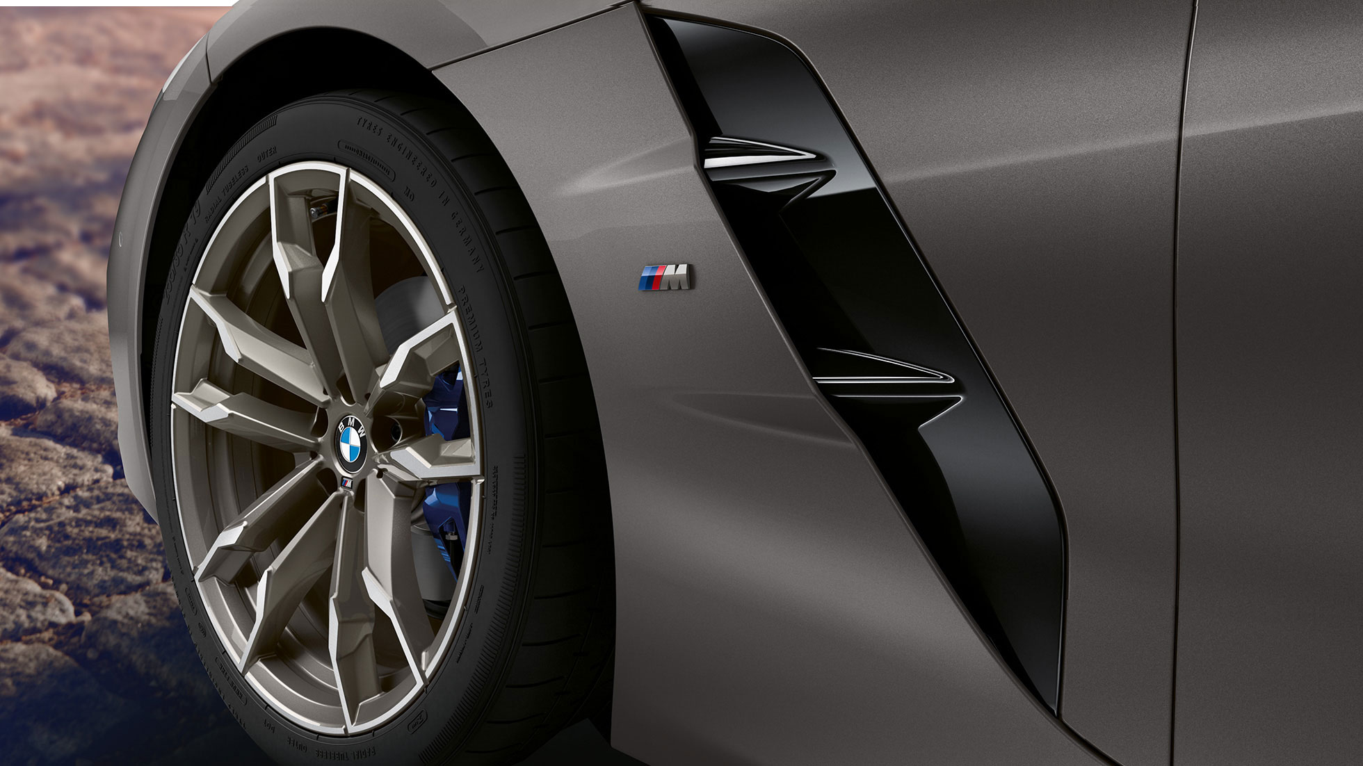 BMW Z4 M40i G29 kergmetallveljed Kergmetallvelg BMW Z4 Roadster M40i G29 2019 BMW Individual Frozen Grey metallik lähivaade veljele ja Air Breatherile