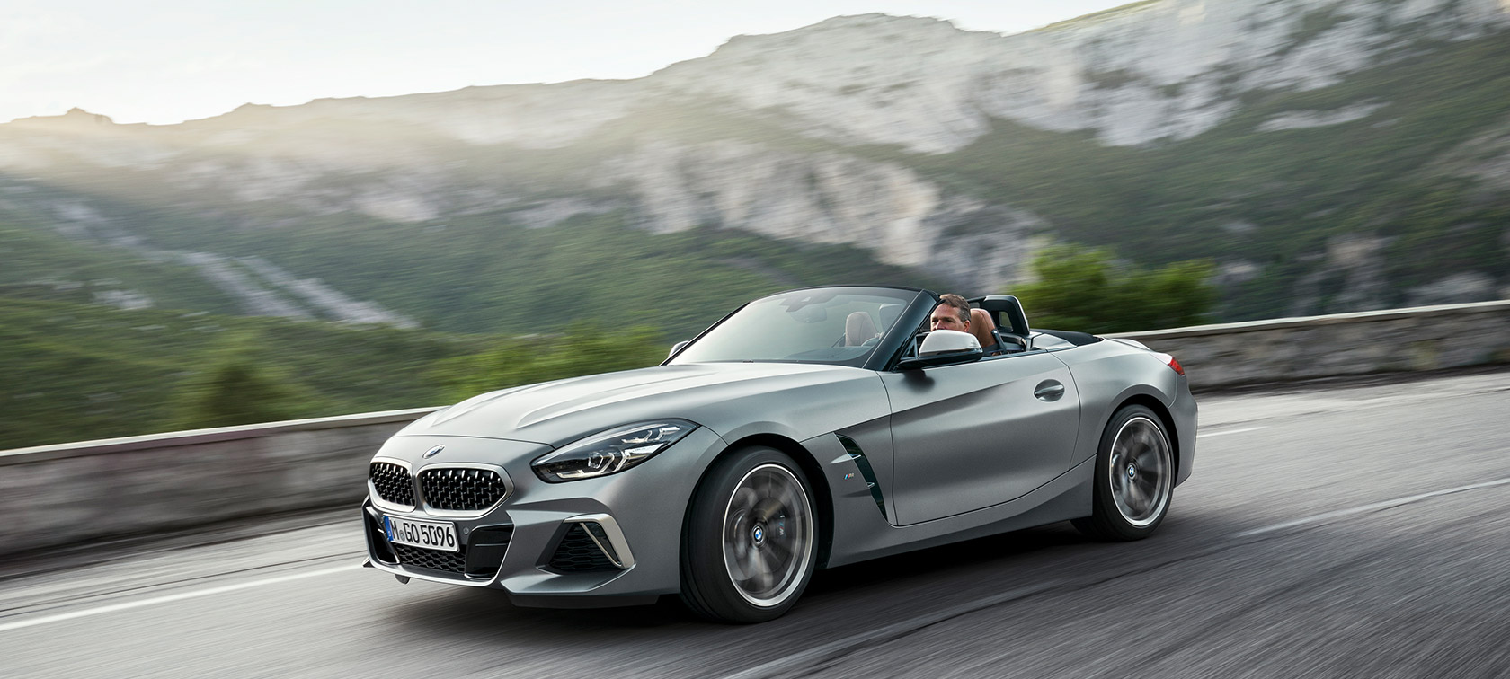 BMW Z4 M40i G29 mäe taustal BMW Z4 Roadster M40i G29 2019 Cabrio BMW Individual Frozen Grey metallik, 3/4 eestvaade mäe taustal