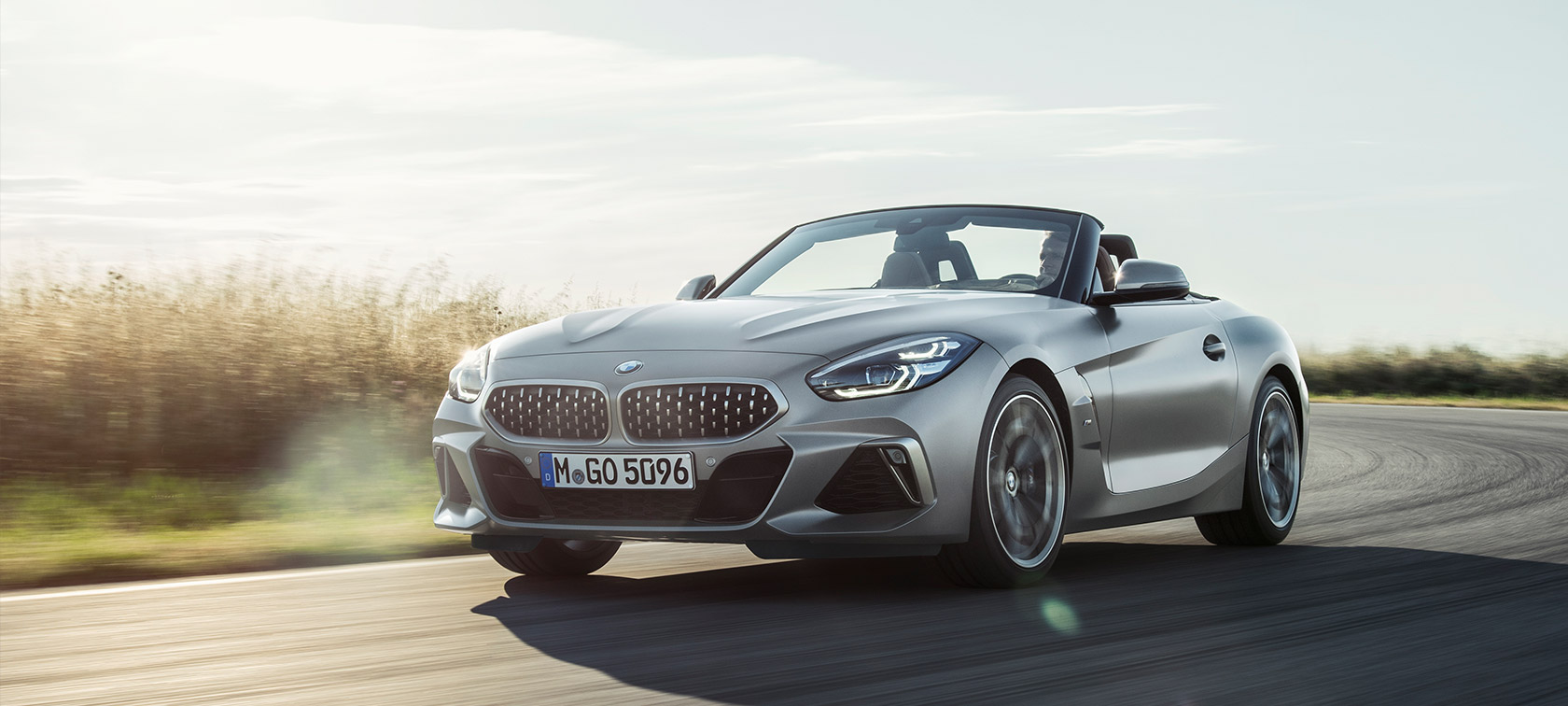 BMW Z4 M40i Roadster G29 3/4 eestvaates BMW Z4 Roadster M40i G29 2019 Cabrio BMW Individual Frozen Grey metallik, 3/4 eestvaates sõitmas