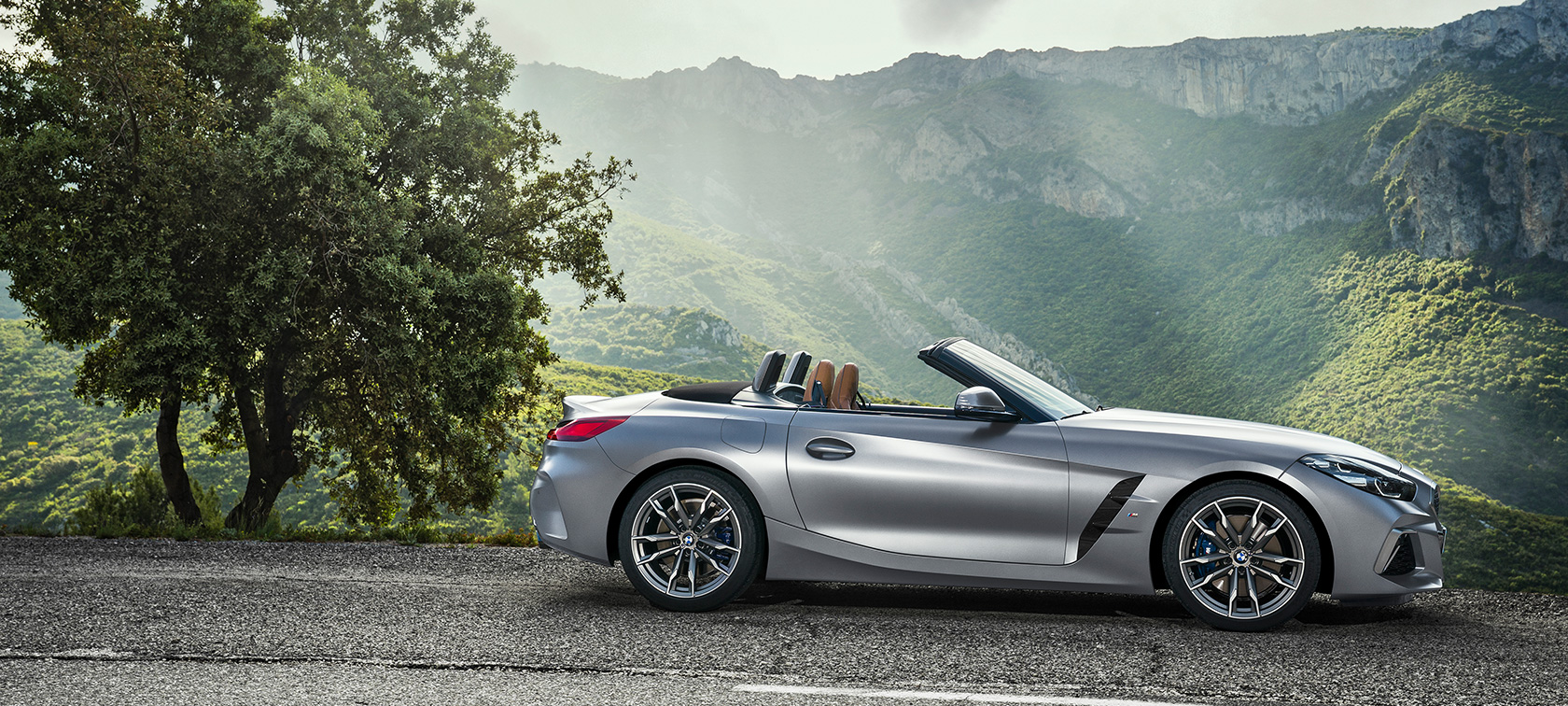 BMW Z4 M40i G29 Cabrio parkimas BMW Z4 Roadster M40i G29 2019 Cabrio BMW Individual Frozen Grey metallik külgvaade parkides