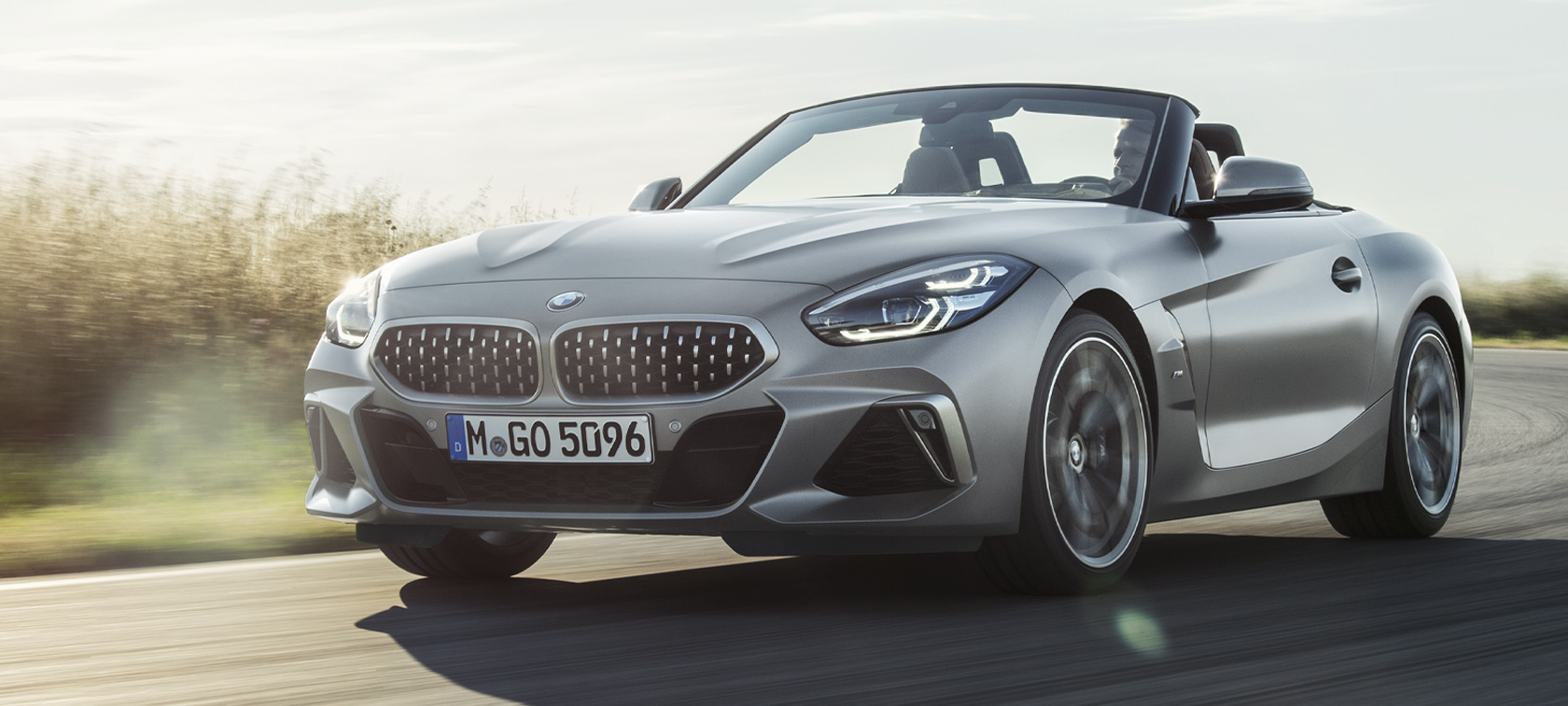 BMW Z4 M40i Roadster G29, kolm neljandikku eestvaade BMW Z4 Roadster M40i G29 2019, BMW Individual Frozen Grey metallik, kolm neljandikku eestvaade sõitmas