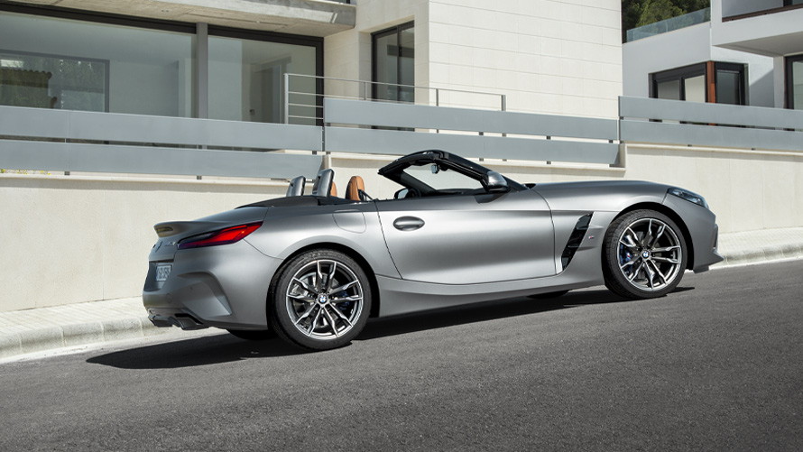 BMW Z4 M40i Roadster G29, külgvaade hoone ees BMW Z4 M40i Roadster G29, külgvaade hoone ees