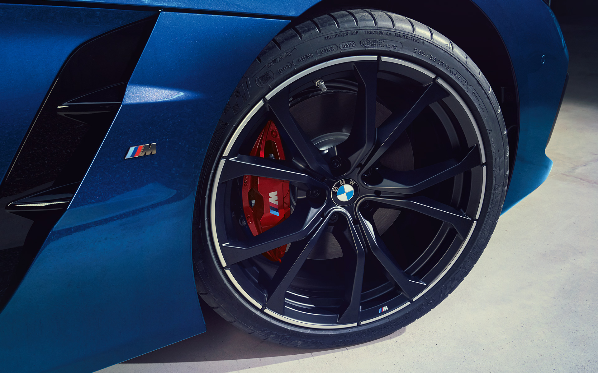 BMW Z4 M40i G29 2022, Portimao Blue, vabavormilised summutitorude äärised