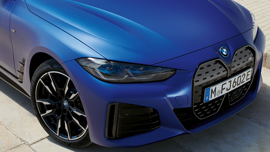 BMW i4 M50 G26 2021, BMW Individual Frozen Portimao Blue metallik, kolm neljandikku eestvaade, &uuml;laltvaade