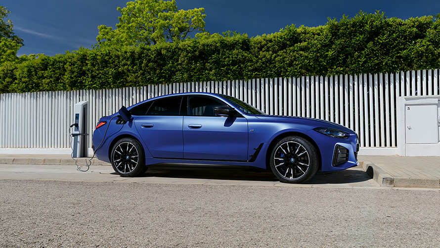 BMW i4 M50 G26 2021, BMW Individual Frozen Portimao Blue metallik, k&uuml;lgvaade, laadimisjaama k&uuml;lge &uuml;hendatud