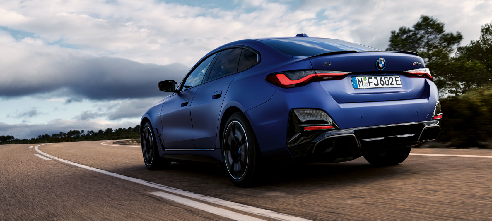 BMW i4 M50 G26 2021, BMW Individual Frozen Portimao Blue metallik, kolm neljandikku tagantvaade s&otilde;ites