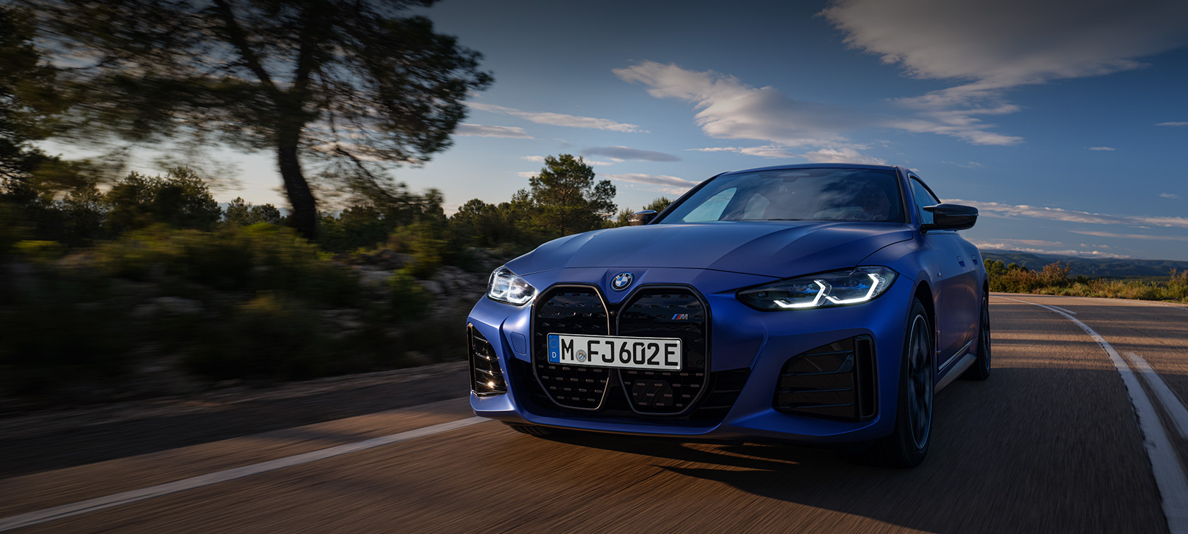 BMW i4 M50 G26 2021, BMW Individual Frozen Portimao Blue metallik, kolm neljandikku eestvaates s&otilde;ites