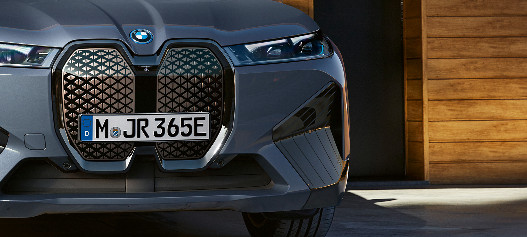BMW iX M60 i20 2022 elektrimaastur, BMW Individual Storm Bay metallik, esiosa lähivaade vertikaalse BMW neerukujulise iluvõrega