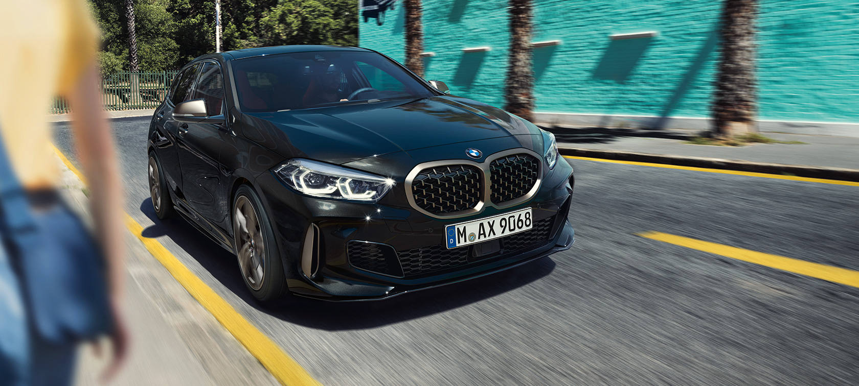 BMW M135i xDrive, kolm neljandikku eestvaade. BMW M135i xDrive toonis Black Sapphire metallik, kolm neljandikku eestvaatega sõites.