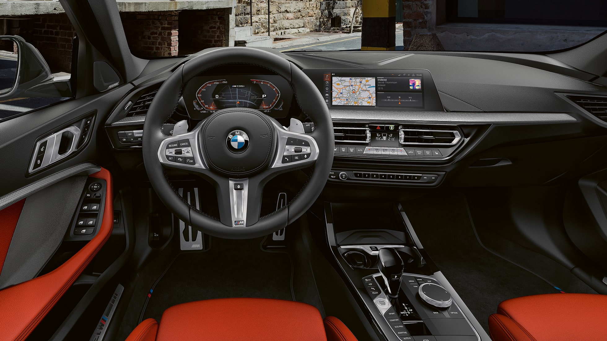 BMW M135i xDrive’i salong. BMW M135i xDrive’i salong koos nahkkattega M-rooli ja M Sport istmetega.